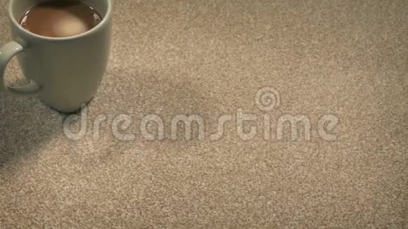 咖啡放在地毯上不小心打翻了视频的预览图