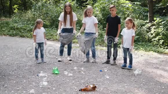 一群戴手套的孩子在城市公园捡垃圾视频的预览图