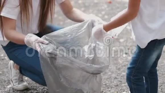 志愿者在森林中收集垃圾的过程视频的预览图