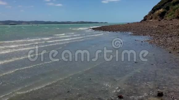 小波涛拍打着贝壳状的海角向海岸涌来4K视频的预览图