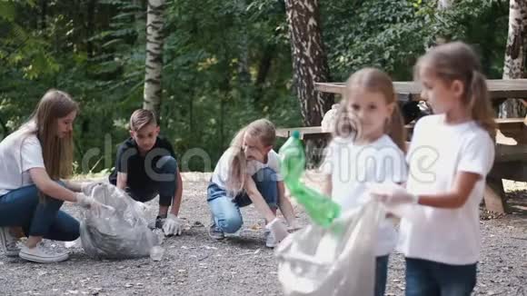带着年轻志愿者在森林里捡垃圾的儿童小组视频的预览图