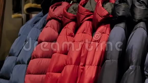 男士冬季时尚羽绒服在零售时装商店的衣架上快关门视频的预览图