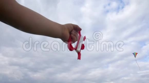 手放风筝视频的预览图