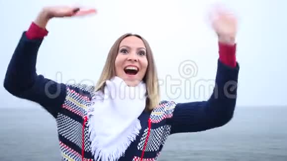 快乐的女孩在海上挥手视频的预览图