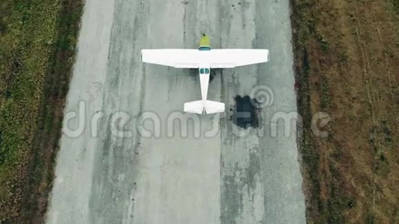 在田野里奔跑一架飞机起飞视频的预览图