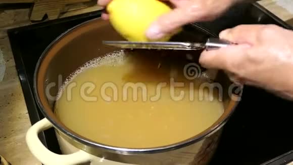 煮老莓花头果酱用苹果汁和老花蜜把柠檬果皮煮成锅视频的预览图