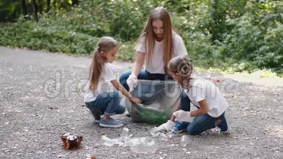 女人和两个小女孩在森林里收集垃圾视频的预览图