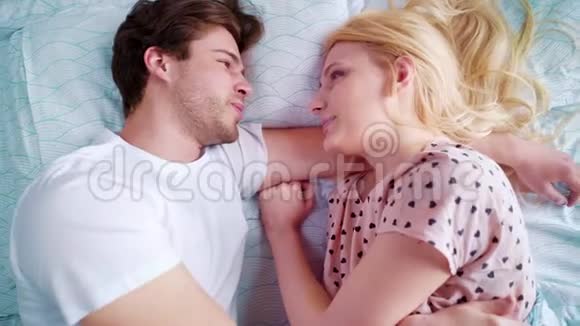 早晨在床上把快乐的男女青年放大视频的预览图