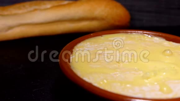 面包在预热的软奶酪上打破一个外壳视频的预览图
