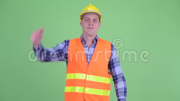 愤怒的年轻人建筑工人竖起大拇指视频的预览图