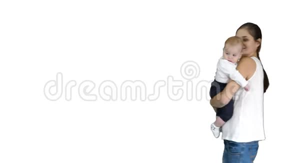 快乐的妈妈和可爱的孩子的儿子挥舞着双手在白色的背景上相机问好视频的预览图