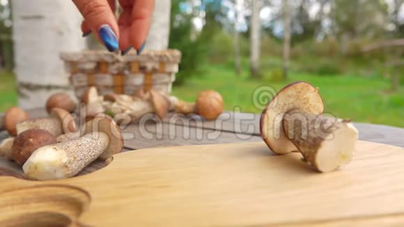 手在木板上切蘑菇视频的预览图