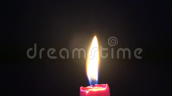 蜡烛被吹灭时的慢动作视频的预览图