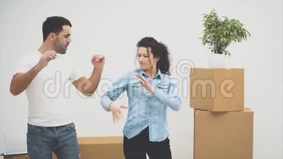 年轻夫妇一起搬到了一间新公寓他们在跳舞玩小丑妻子跳入丈夫体内视频的预览图