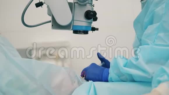 一名外科医生在眼科手术中使用医疗设备视频的预览图