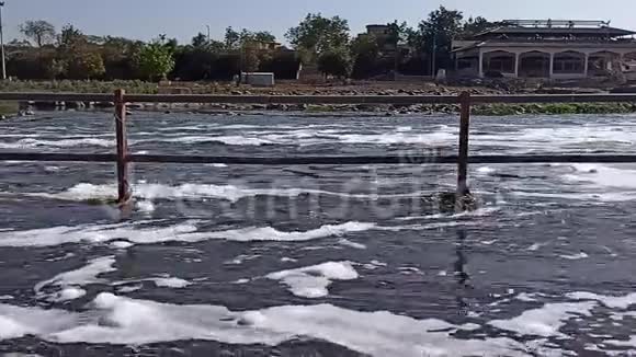 受污染的河流戈达瓦里河流着浮渣污水泡沫视频的预览图