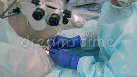 专业外科医生在进行眼科手术时使用器械视频的预览图