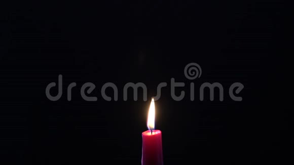 蜡烛被吹灭时的慢动作视频的预览图