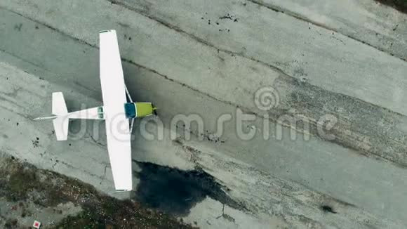 一架小型飞机穿过跑道的一部分视频的预览图