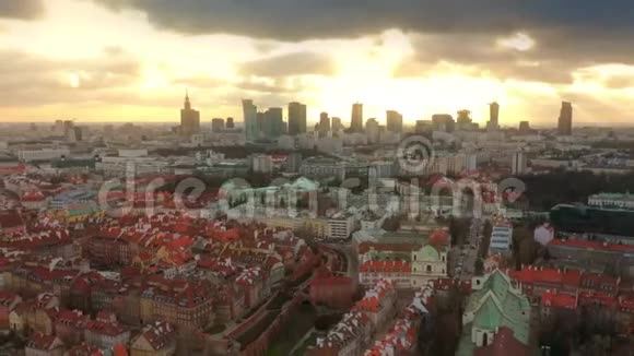 波兰华沙天际线和著名的老城的空中时光流逝视频的预览图