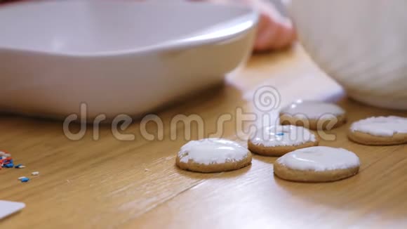 女人手用糖糖糖霜装饰圣诞饼干视频的预览图
