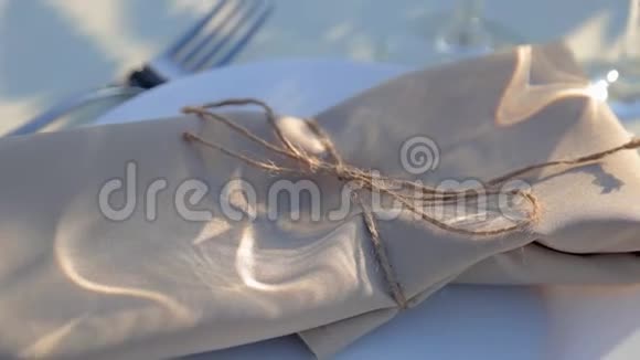 白色背景上隔离的绿色折叠棉巾亚麻餐巾在桌子上视频的预览图