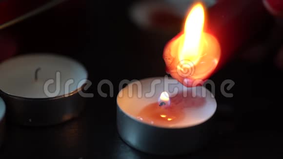 把蜡烛上的红蜡倒进茶灯里视频的预览图
