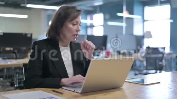 生病的中年女商人在工作中咳嗽视频的预览图