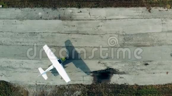 带小型喷气式飞机的破旧跑道可以在顶部看到视频的预览图