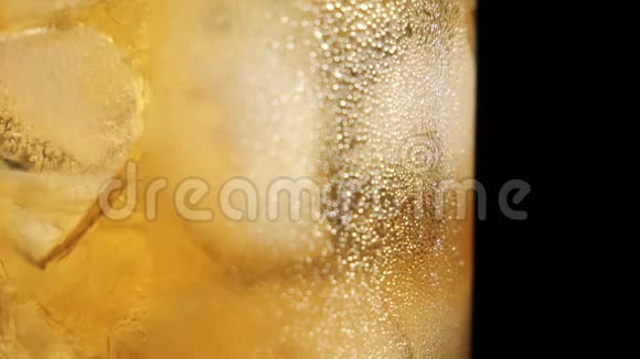 老式鸡尾酒一滴水顺着一杯用糖和安哥斯图拉波旁威士忌调制的鸡尾酒往下流视频的预览图