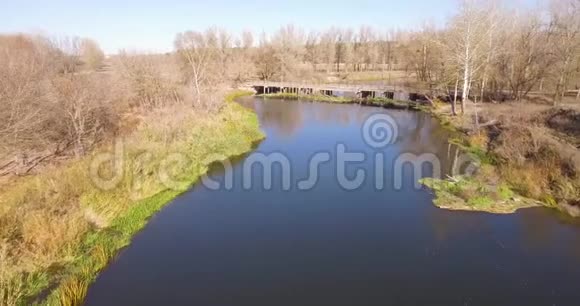 平静的河流和老桥视频的预览图