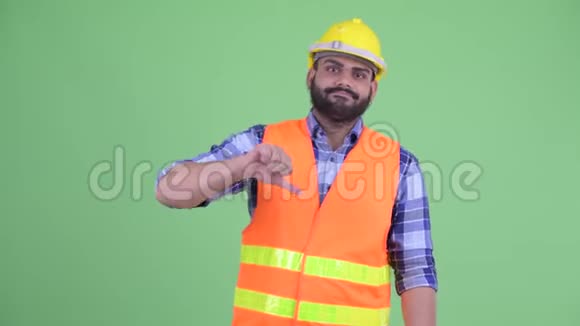 一位身材矮小体重超重的印度男建筑工人竖起大拇指视频的预览图