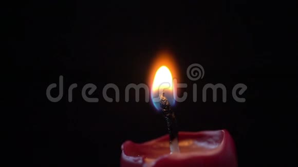 蜡烛被点燃后逐渐升起的火焰的缓慢运动视频的预览图