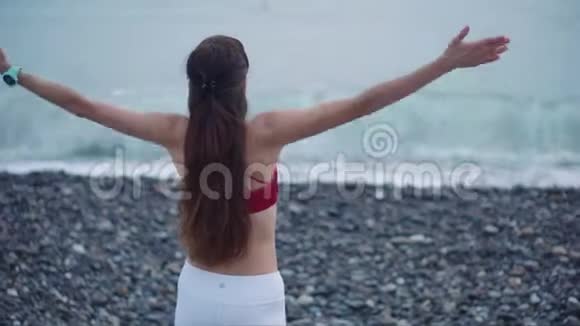 瑜伽女人站在岸上看着大海视频的预览图