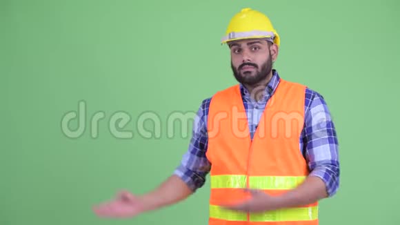 压力过大的印度男子建筑工人视频的预览图