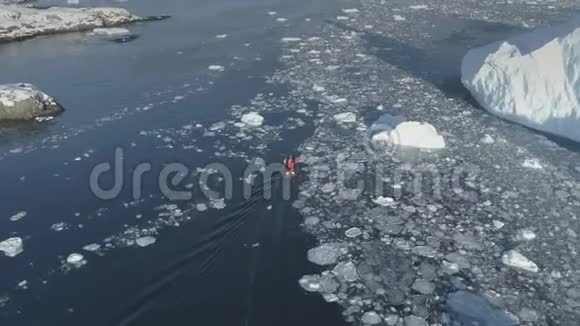 摩托艇中的极地探险家在冰山之间航行危险人们害怕视频的预览图