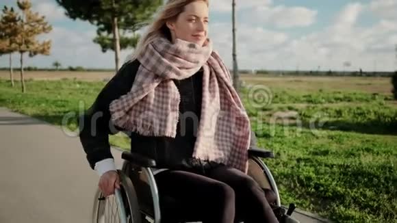开朗的残疾妇女驾驶她的无效马车在公园正面视图视频的预览图