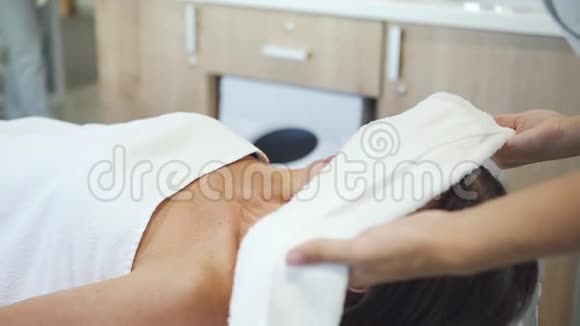 美容医生给成年女性顾客脸上抹毛巾视频的预览图