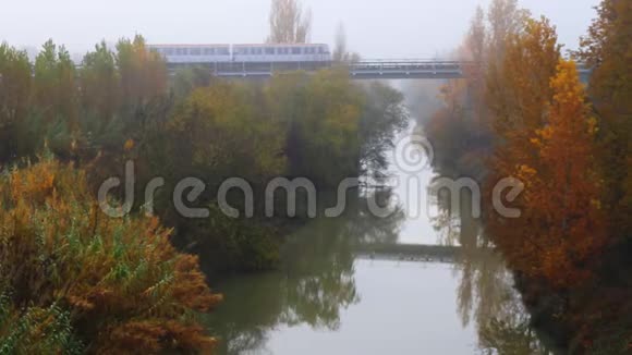 秋天的景色笼罩着雾中平静的河流视频的预览图