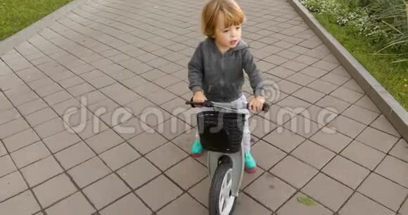 快乐的幼儿骑自行车视频的预览图