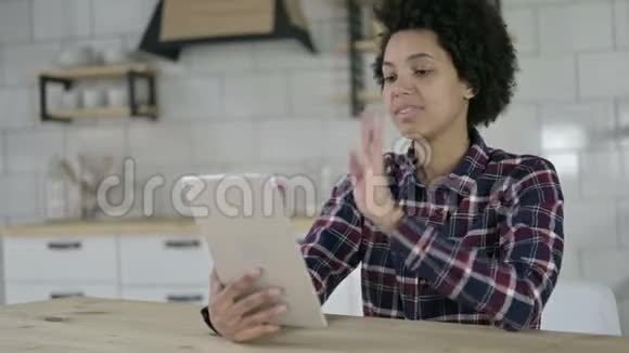 非裔美国人在桌上做视频聊天视频的预览图