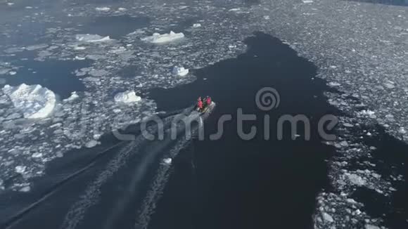 南极冰上航行的黄道十二宫摩托艇空中追踪视频的预览图