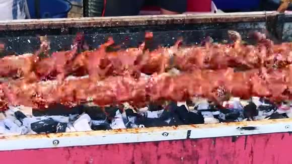 烧烤用带火和烟的旋转唾沫吮吸鹌鹑视频的预览图