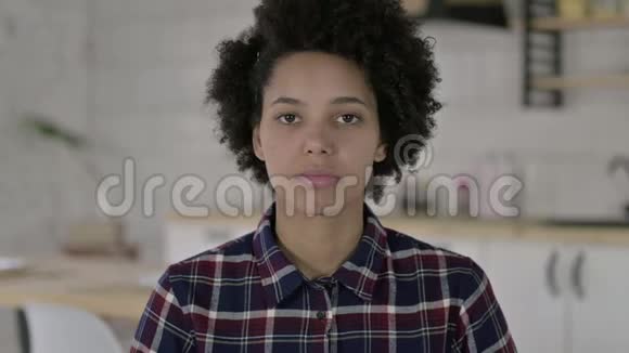 非洲裔美国妇女牙痛的画像视频的预览图