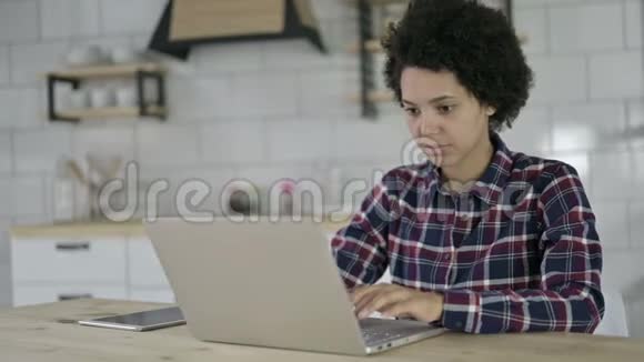 生病的非裔美国妇女在办公室咳嗽视频的预览图