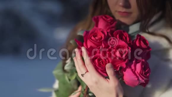 美丽的年轻女子捧着玫瑰花特写视频的预览图