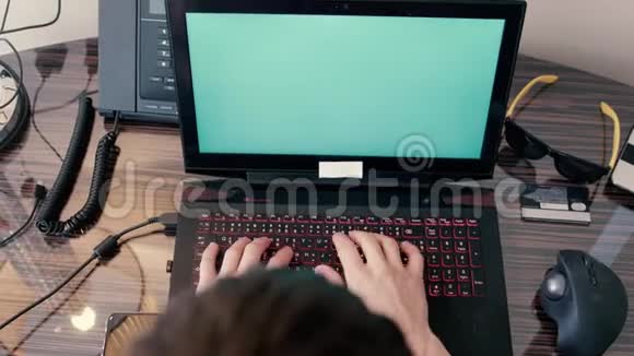 在绿色屏幕的笔记本电脑上工作视频的预览图