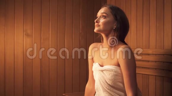 小女孩坐在汗蒸室做护肤视频的预览图