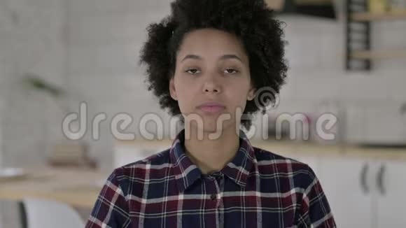非洲裔美国妇女留胡子肖像视频的预览图