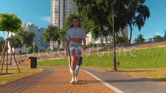 年轻快乐的非洲裔美国妇女在阳光明媚的日子里步行视频的预览图